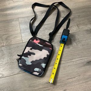 Lululemon: Easy access crossbody bag